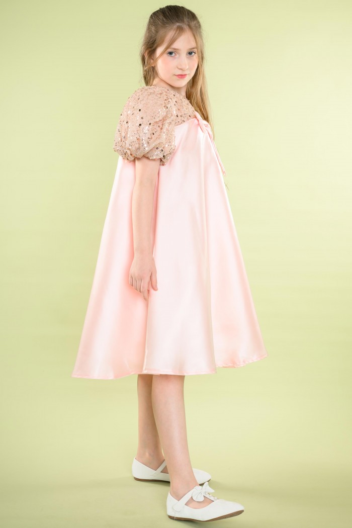 فستان لحمي بأكمام وصدر مزين بالترتر مع فيونكة أنيقة – AN25016 من Biscoti بسكوتي – فساتين بناتي أنيقة وفخمة