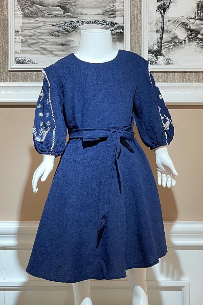 فستان بناتي كحلي بزخارف على الاكمام  AN24026 من Biscoti بسكوتي – فساتين بناتي أنيقة وفخمة