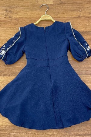 فستان بناتي كحلي بزخارف على الاكمام  AN24026