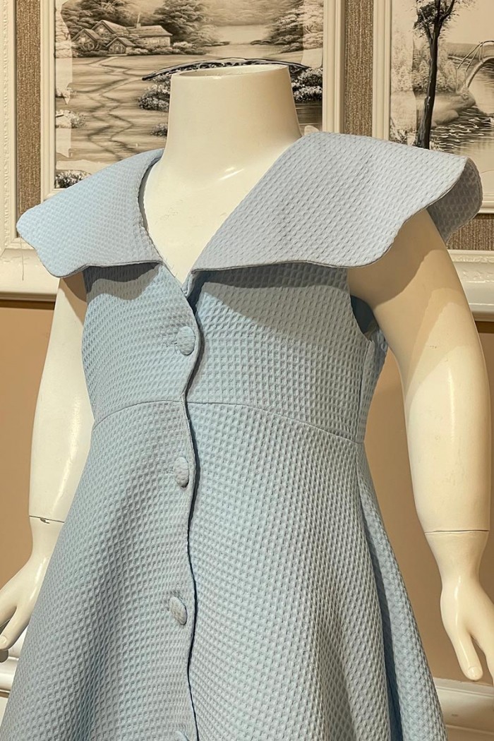 فستان بناتي أزرق فاتح بلا أكمام بياقة عريضة وأزرار أمامية AN24062 من Biscoti بسكوتي – فساتين بناتي أنيقة وفخمة