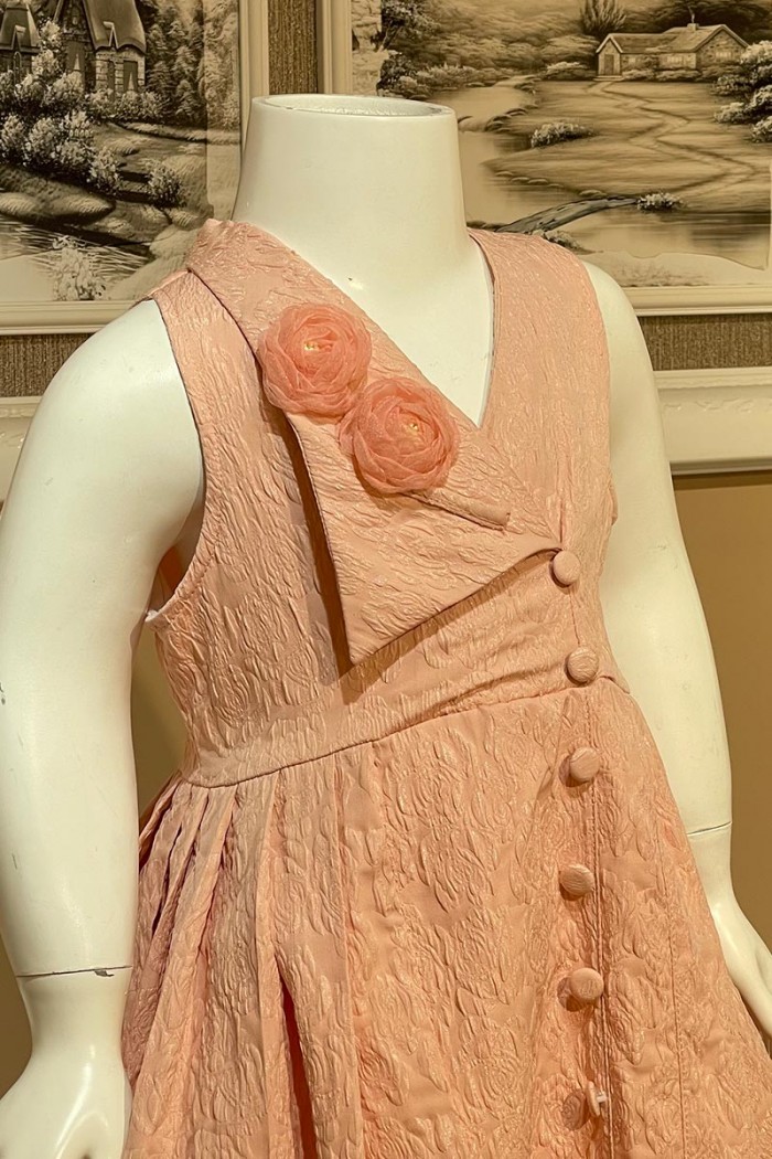 فستان بناتي وردي بلا أكمام مزين بورود قماشية وأزرار أمامية AN24069 من Biscoti بسكوتي – فساتين بناتي أنيقة وفخمة