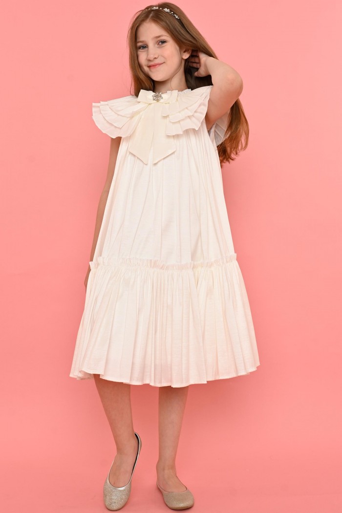فستان أبيض أنيق للأطفال بتصميم كشكش وياقة مزينة بربطة من Biscoti بسكوتي – فساتين بناتي أنيقة وفخمة