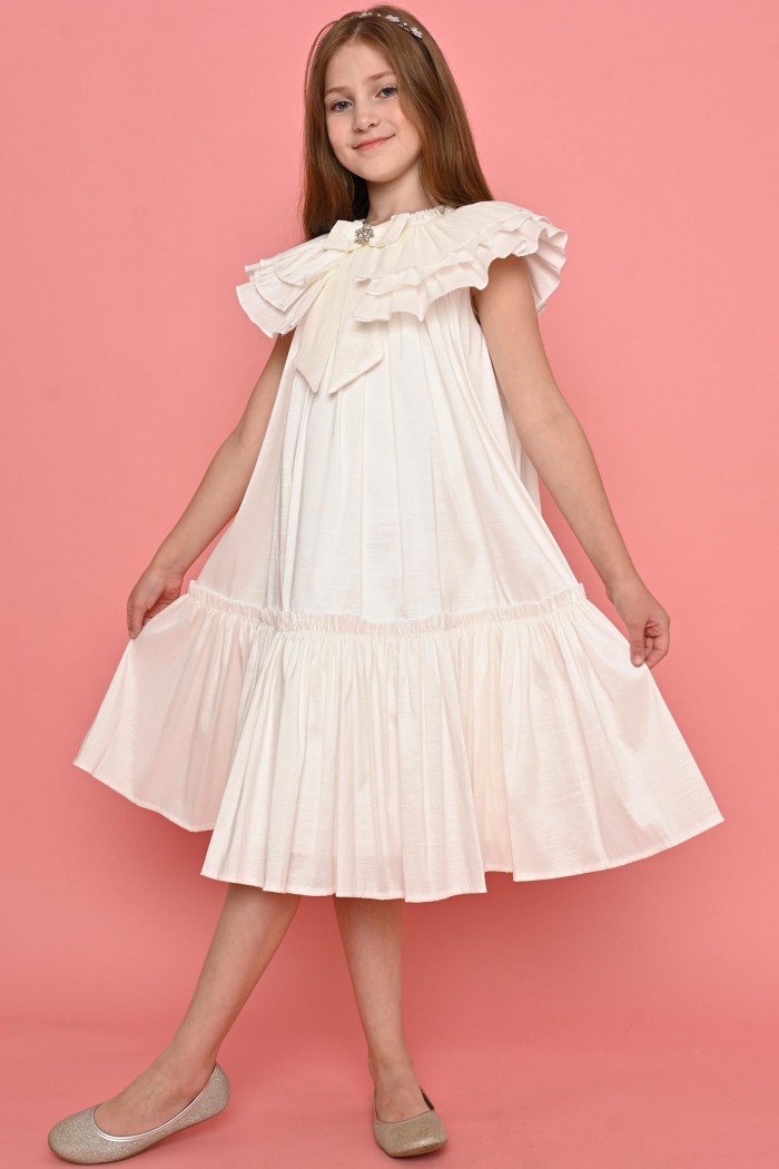 فستان أبيض أنيق للأطفال بتصميم كشكش وياقة مزينة بربطة من Biscoti بسكوتي – فساتين بناتي أنيقة وفخمة