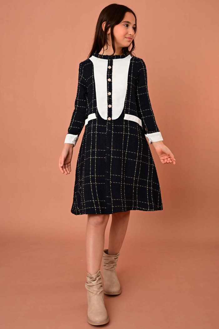 فستان شتوي بناتي لون الاسود بتفاصيل بيضاء وأزرار لؤلؤية - AN24365