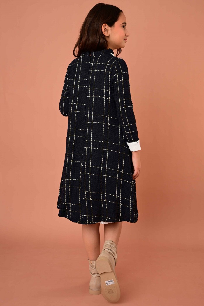 فستان شتوي بناتي لون الاسود بتفاصيل بيضاء وأزرار لؤلؤية - AN24365