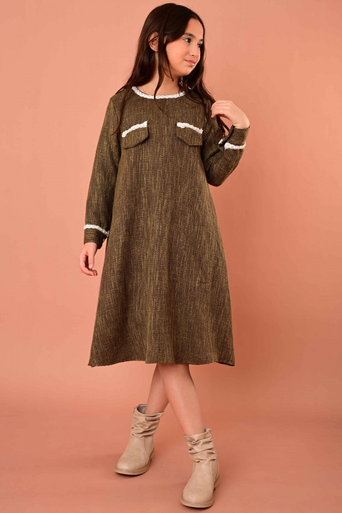 فستان شتوي بناتي لون زيتي بتصميم راقٍ وتفاصيل دانتيل ناعمة - AN24367	