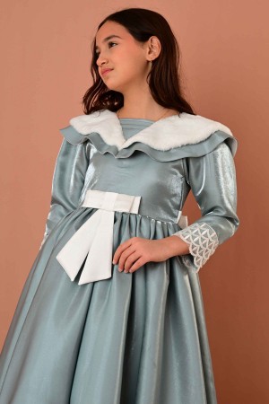 فستان سهرة بناتي بلون أزرق سماوي قماش ميكادو بتصميم أنيق وكشكش فاخر حول الأكتاف والصدر - RA2524-T