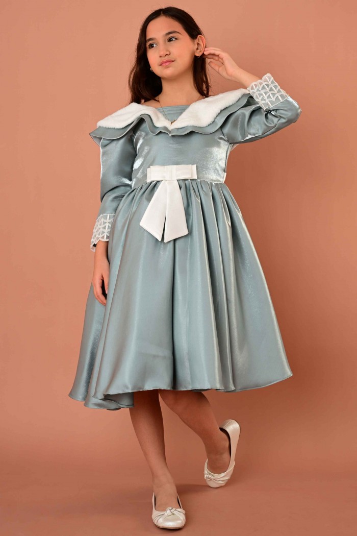 فستان سهرة بناتي بلون أزرق سماوي قماش ميكادو بتصميم أنيق وكشكش فاخر حول الأكتاف والصدر - RA2524-T من Biscoti بسكوتي – فساتين بناتي أنيقة وفخمة