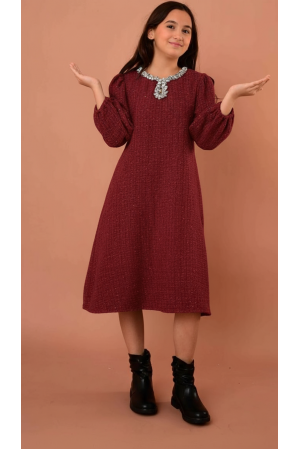 فستان شتوي بناتي لون عنابي بتطريز لؤلؤي فاخر حول الرقبة - AN24364	