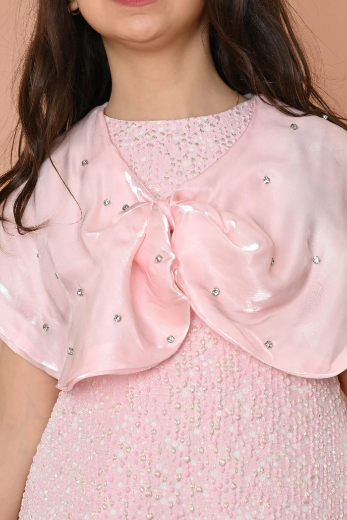 فستان بناتي وردي أنيق بتصميم راقٍ، مزين بفيونكة كبيرة وكريستالات AN24041