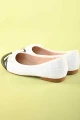 حذاء بناتي أنيق باللون الأبيض مع فيونكة جذابة ومقدمة سوداء – موديل SH25100-WHITE من Biscoti بسكوتي – فساتين بناتي أنيقة وفخمة