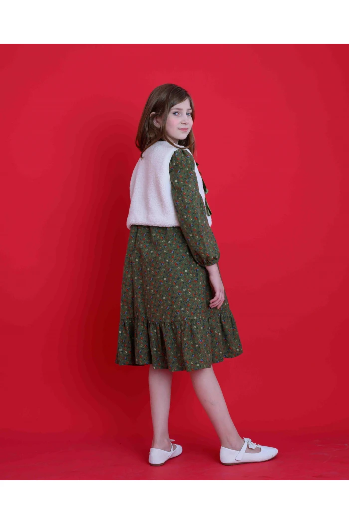 فستان بناتي أخضر مزهر مع صديري فرو أبيض وربطة مخمل AN26045