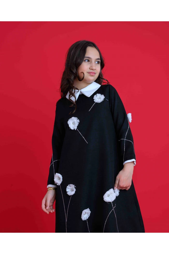 فستان بناتي أسود أنيق بياقة بيضاء وتطريز ورود بارزة AN26024