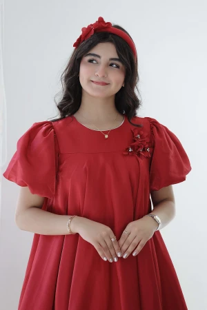 فستان بناتي عنابي دوّار بأكمام منفوشة وحافة كشكش ناعمة. AN25132
