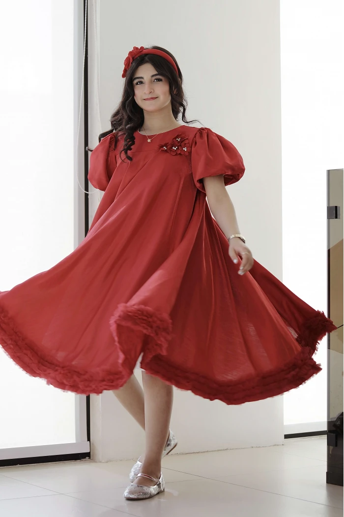 فستان بناتي عنابي دوّار بأكمام منفوشة وحافة كشكش ناعمة. AN25132