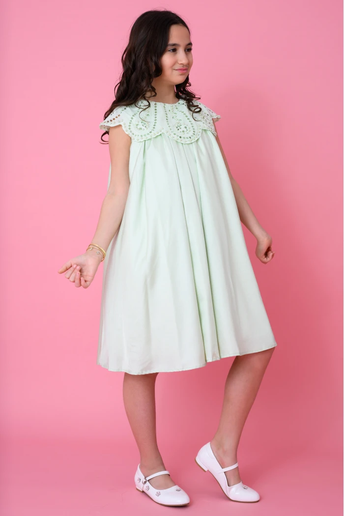 فستان بناتي أخضر فاتح كروشيه بياقة لاسي مزخرفة 