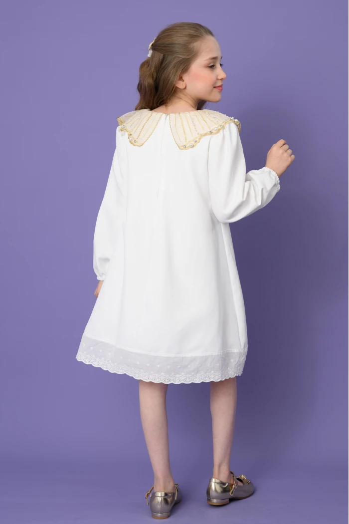 فستان بناتي أبيض بأكمام طويلة وياقة كلوش مطرزة بخيوط ذهبية AN2523