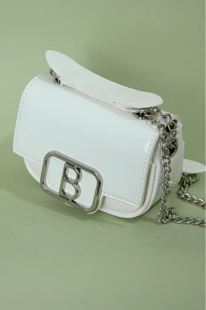 شنطة بيضاء بمشبك حرف B موديل BG623-1S-W