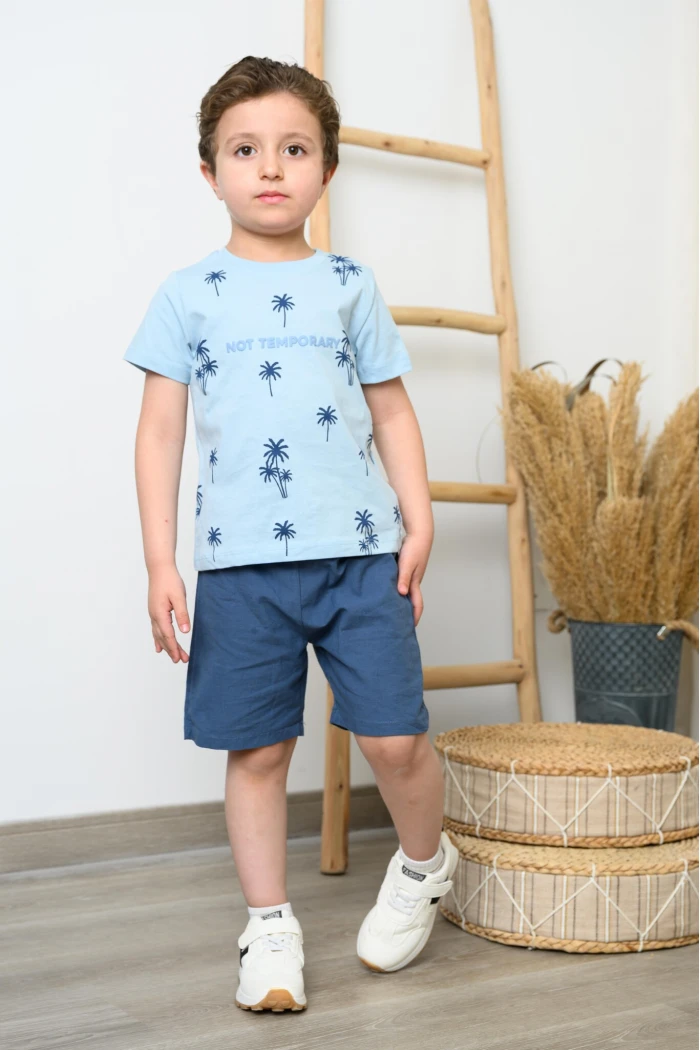 طقم ولادي أزرق فاتح تيشيرت مطبوع بأشجار نخيل مع شورت كحلي