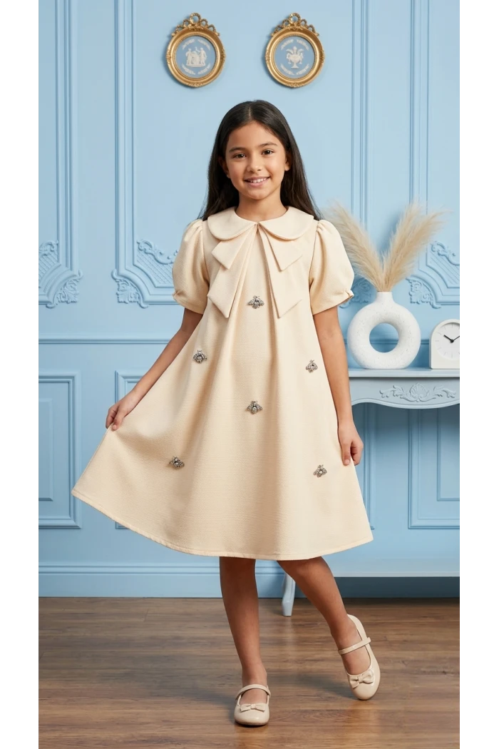 فستان بناتي أنيق باللون البيج بلمسة كريستال صغيرة وأساور كشكش  AN25267